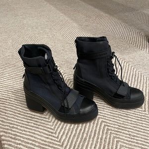 Converse women’s black chuck Taylor boot